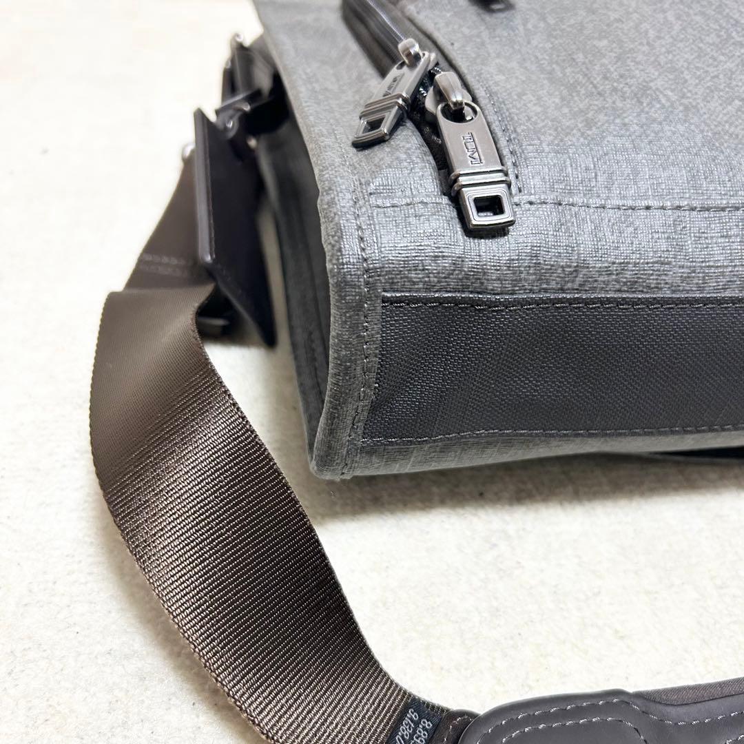 美品　TUMI トゥミ　スリム　デラックスポートフォリオ　PVCレザー　グレー