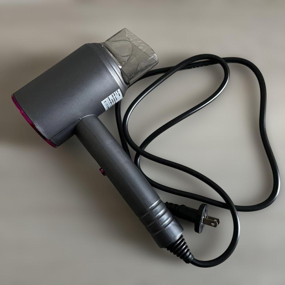 グレーとピンクのヘアドライヤー