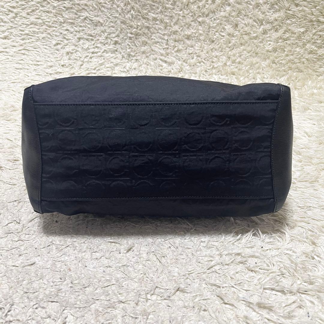 【美品】フェラガモ　ショルダーバッグ　ナイロン　レザー　黒　ガンチーニ　総柄