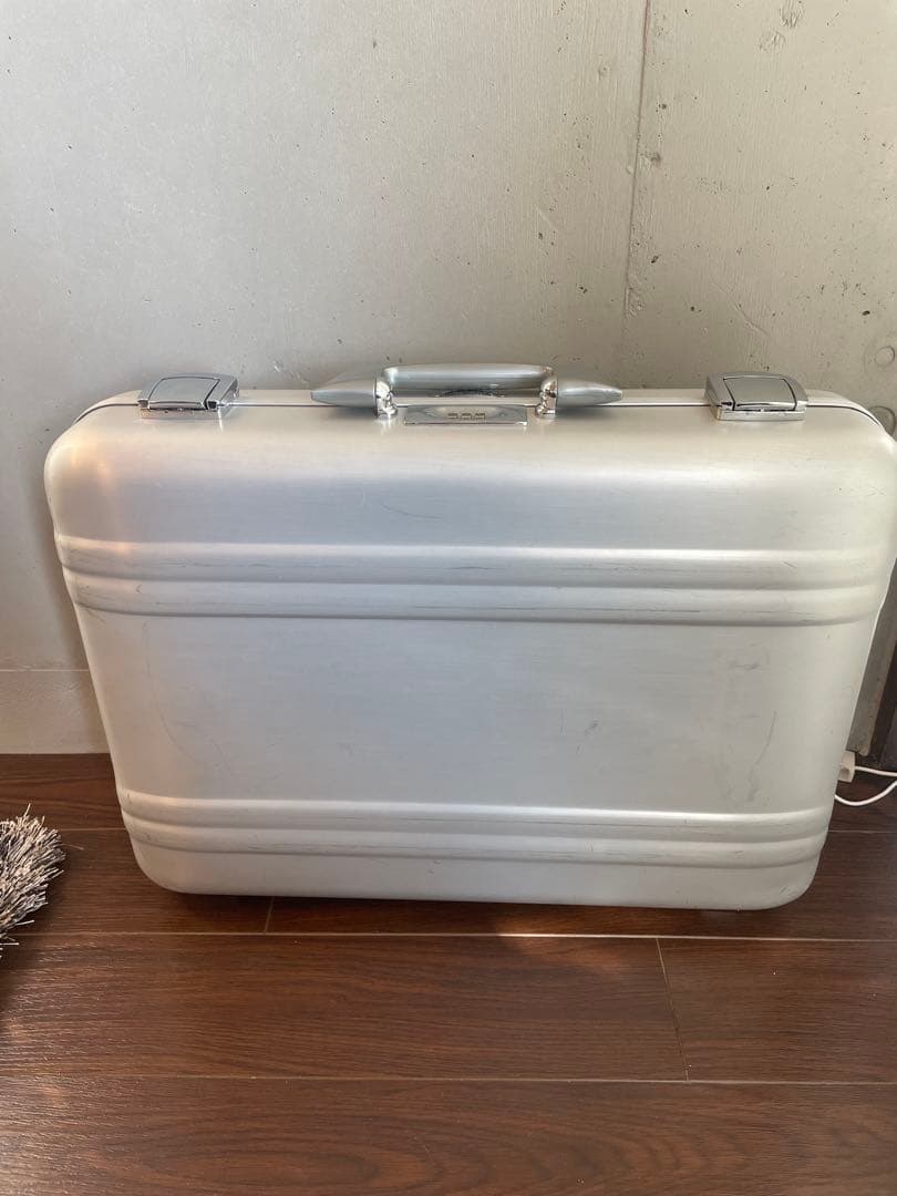 ZERO HALLIBURTON アルミアタッシュケース ダイヤルロック式 - メルカリ