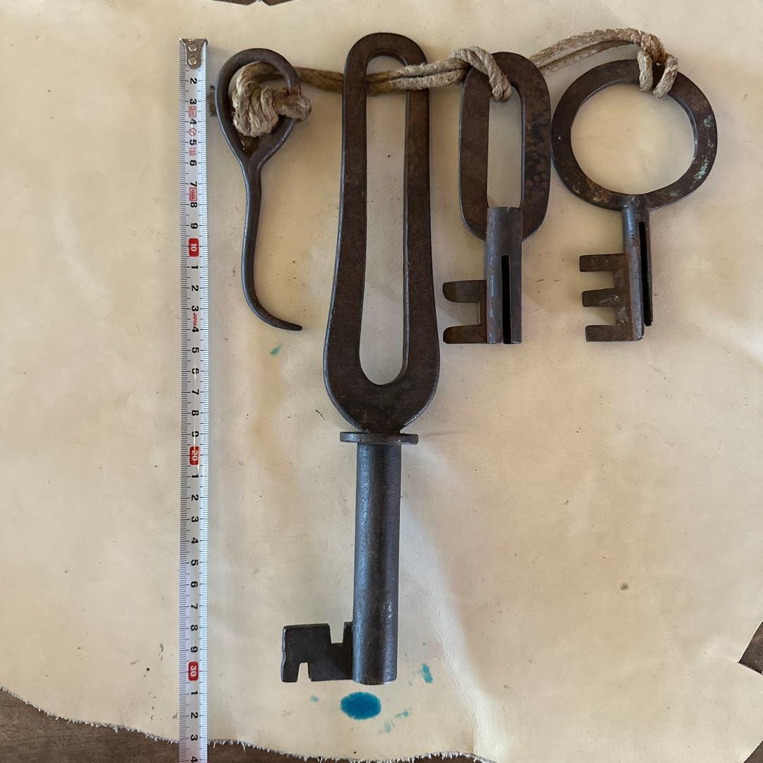 古い蔵の鍵 鉄製 アンティーク 建築金物 4点セット（最大30cm） 明治江戸期