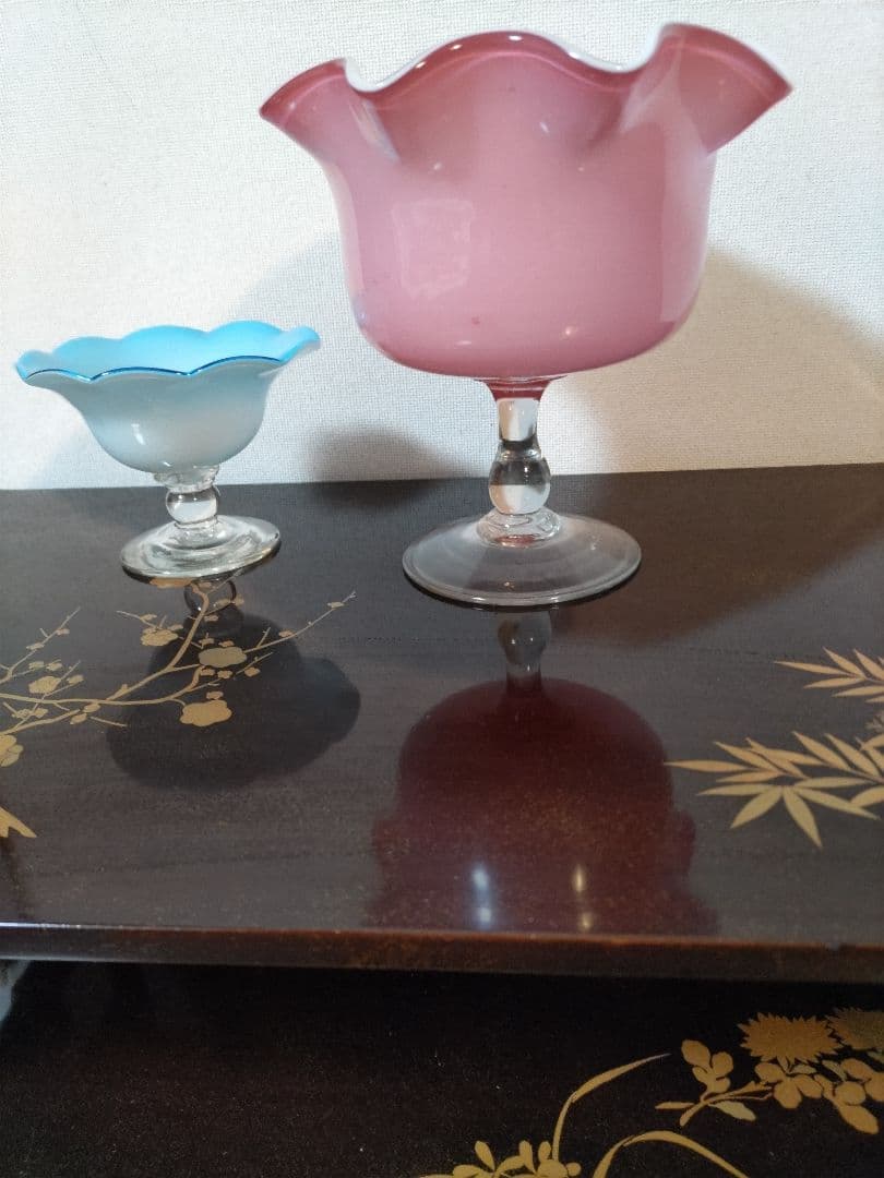 乳白地桃色被し色ガラス輪花コンポートウランガラス氷コップ 輪花