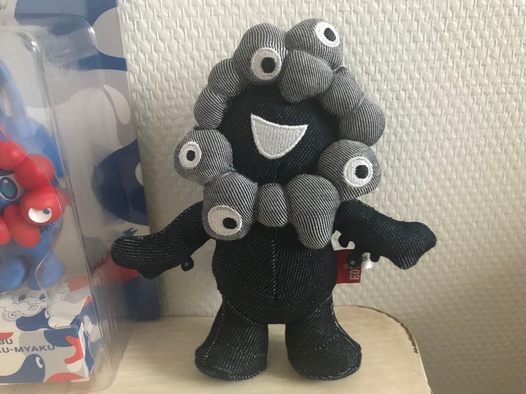 万博2025 限定 ミャクミャク×Labubu ストラップ付フィギュア ラブブ