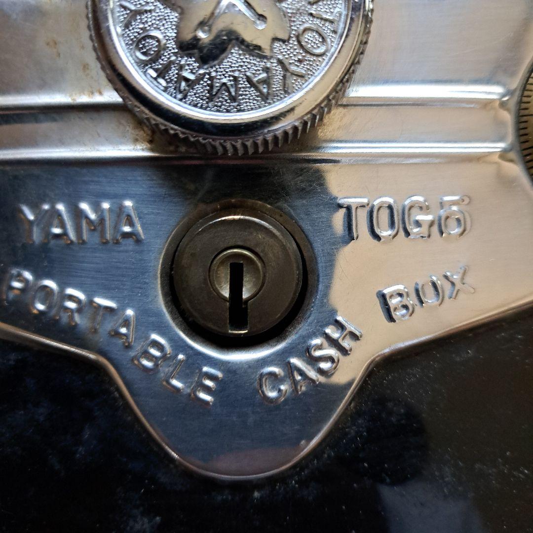 レトロ・アンティーク手提げ金庫 YAMATO CASH BOX カギ付き