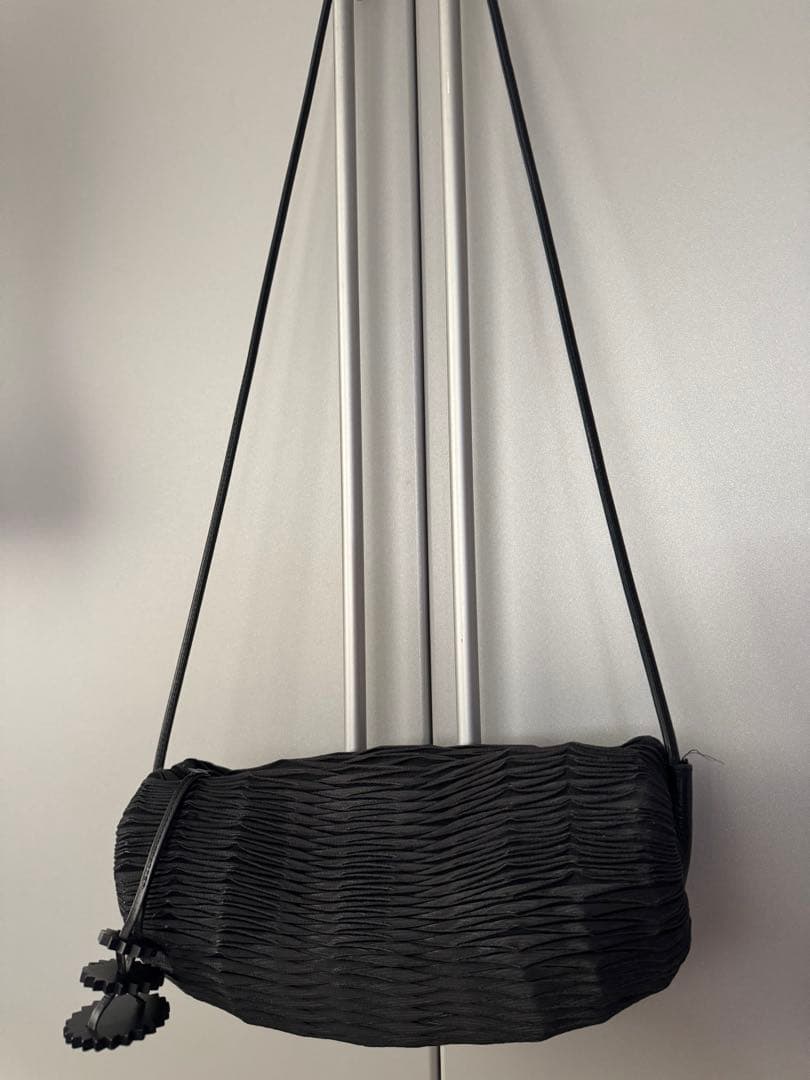 イッセイミヤケ　ブラックプリーツパーティーバッグ