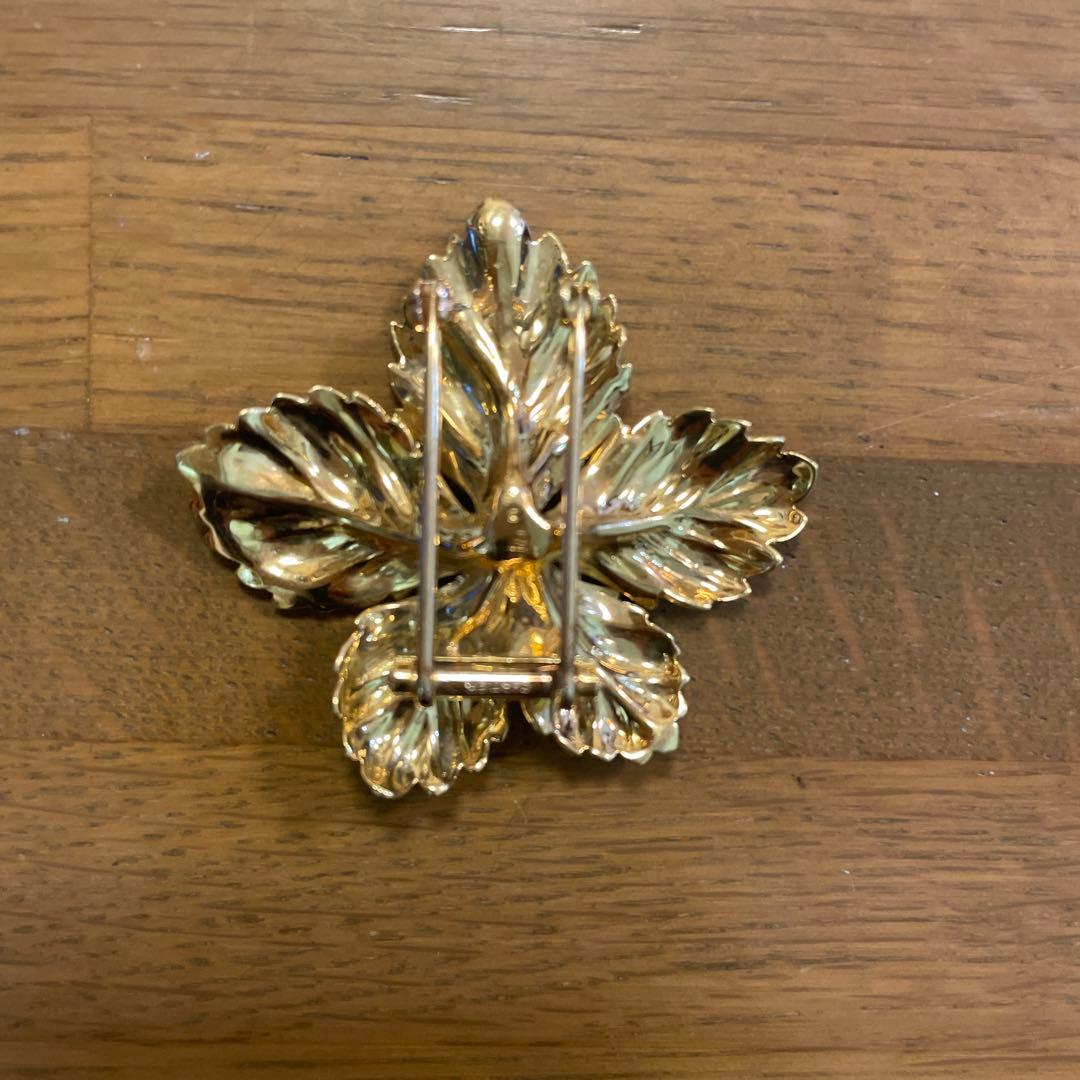 カルティエ ダイヤ付き金色の葉型ブローチ Cartier（カルティエ） 750