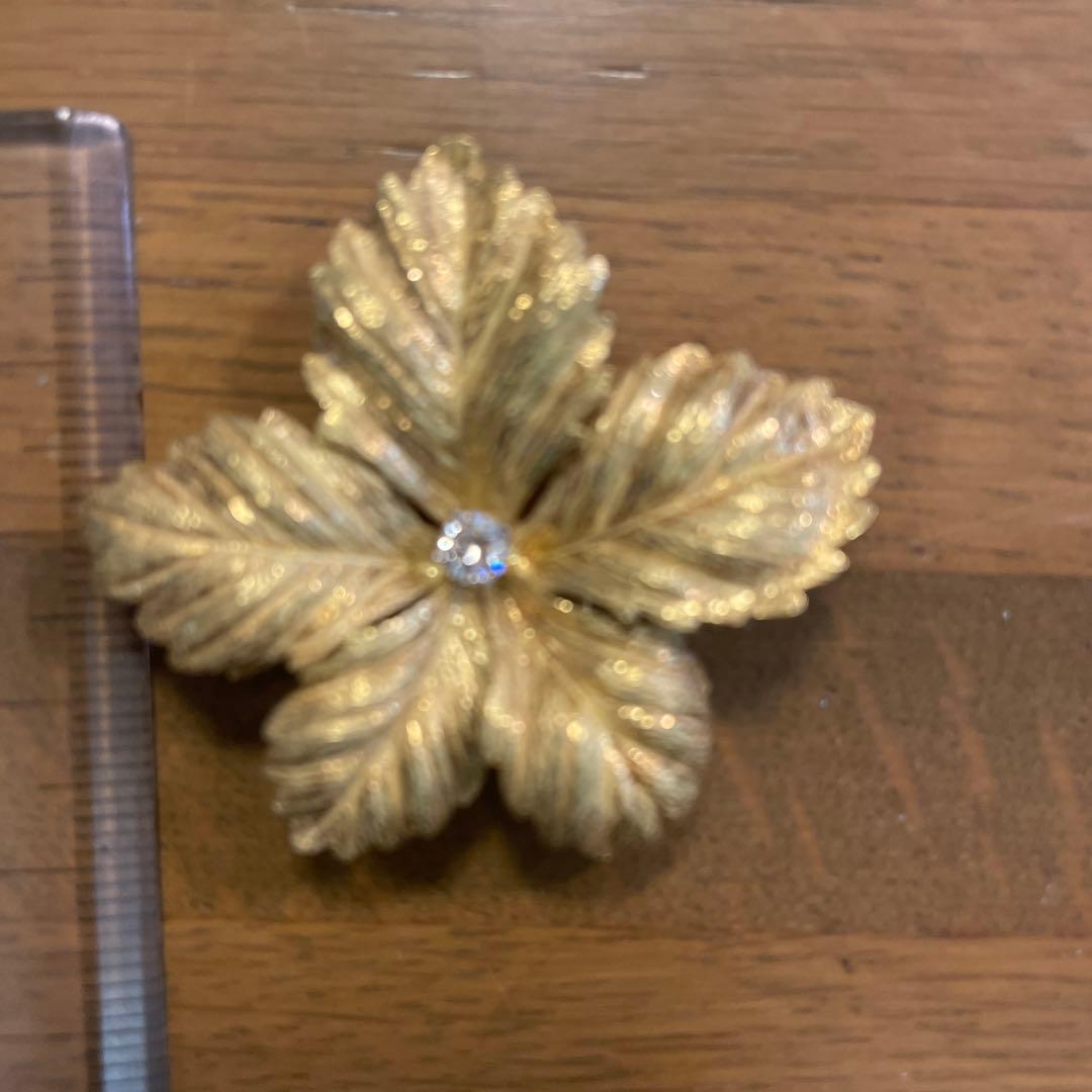 カルティエ ダイヤ付き金色の葉型ブローチ カルティエ ダイヤ付き金色