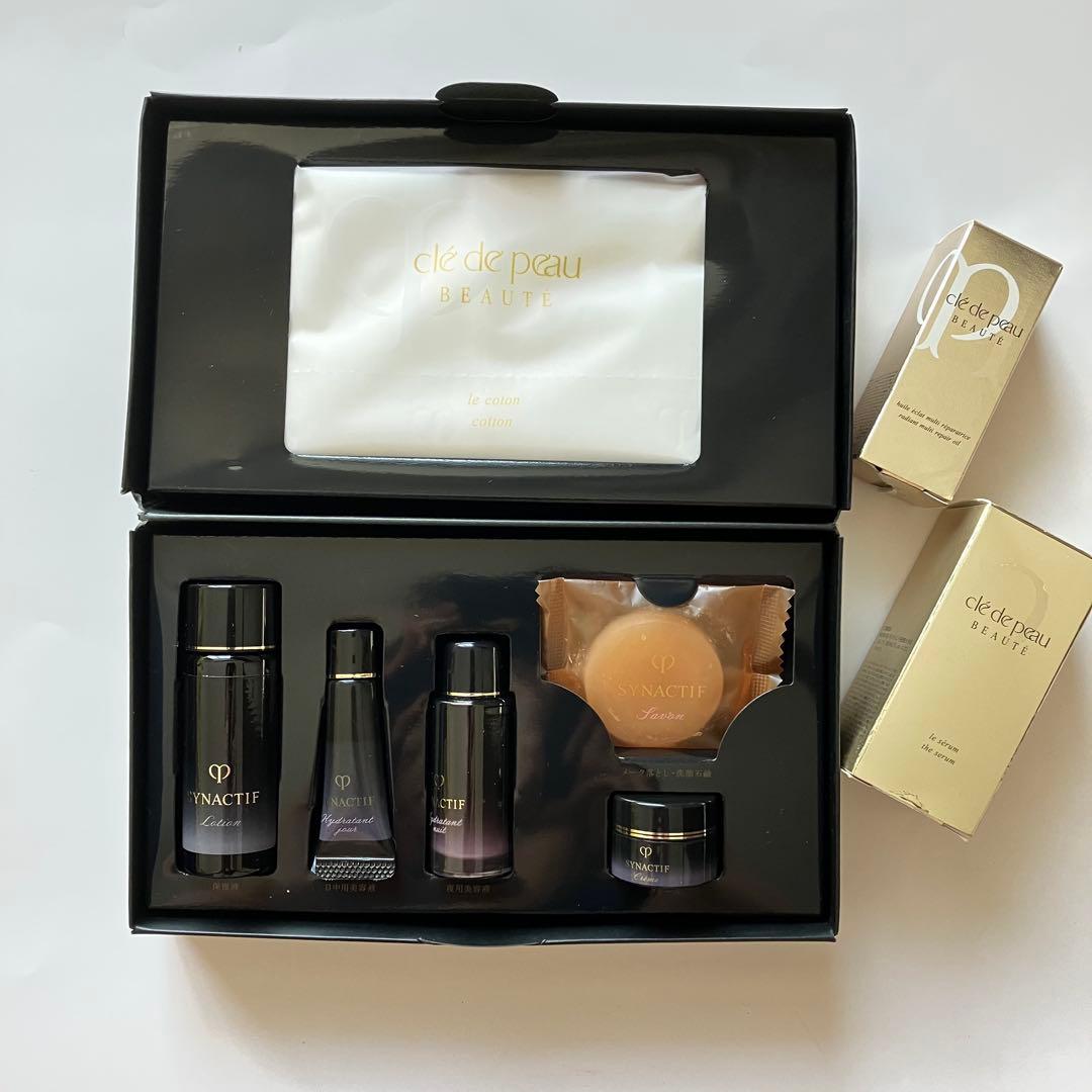 ヴィンテージ 銀製品。インドの細かな手彫りの高価な壺。物語が描かれ