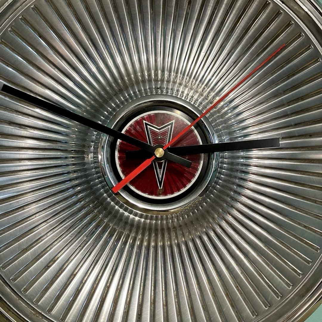 ポンティアックのホイールキャップ壁掛け時計