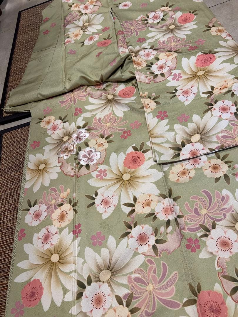振袖 黄緑色地にお花模様