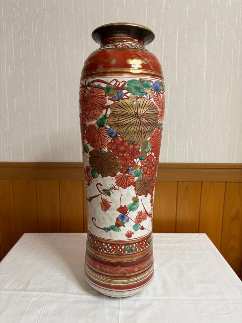 赤と白の花模様の陶器花瓶