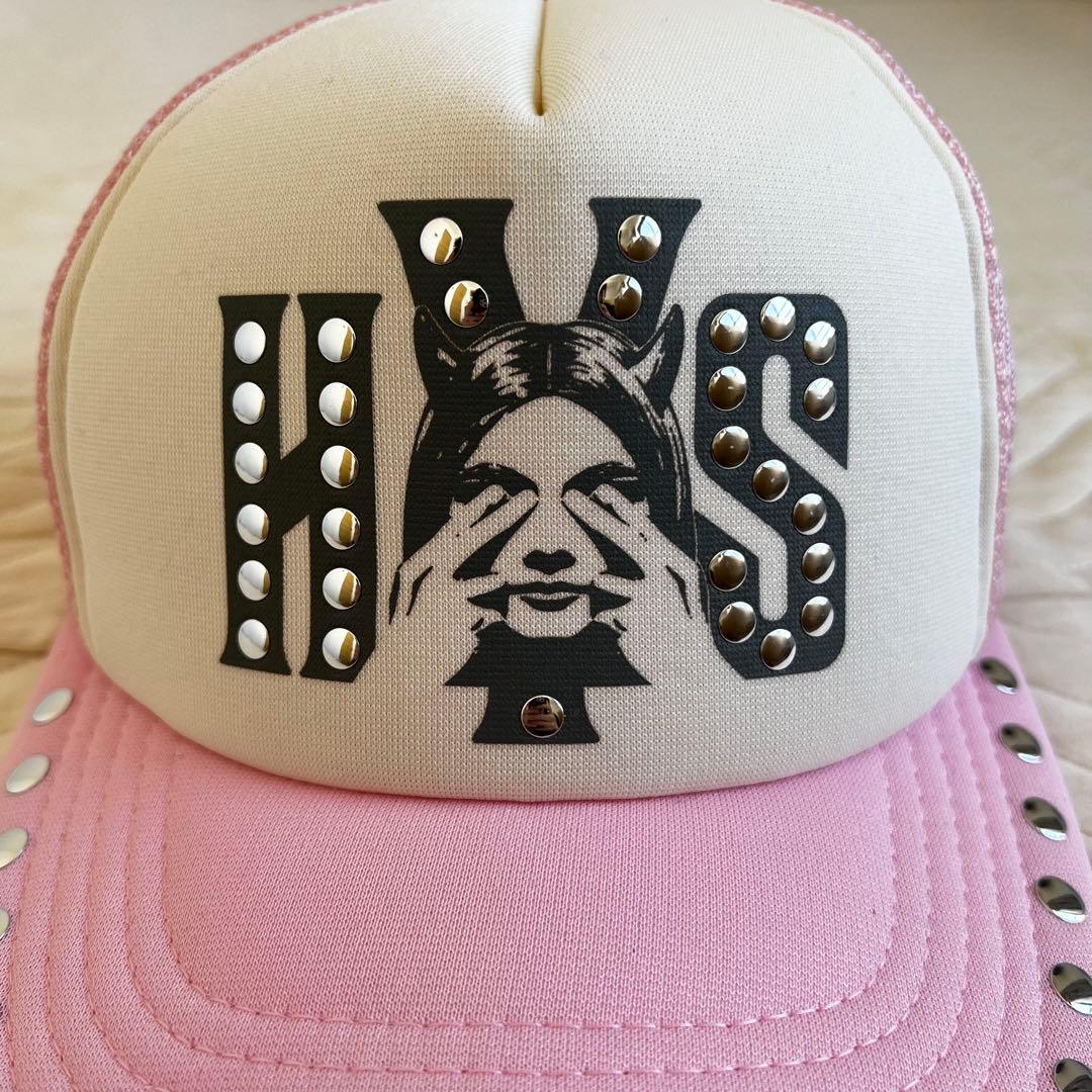 ヒステリックグラマー スタッズ付きピンクトラッカーキャップ HYSロゴ