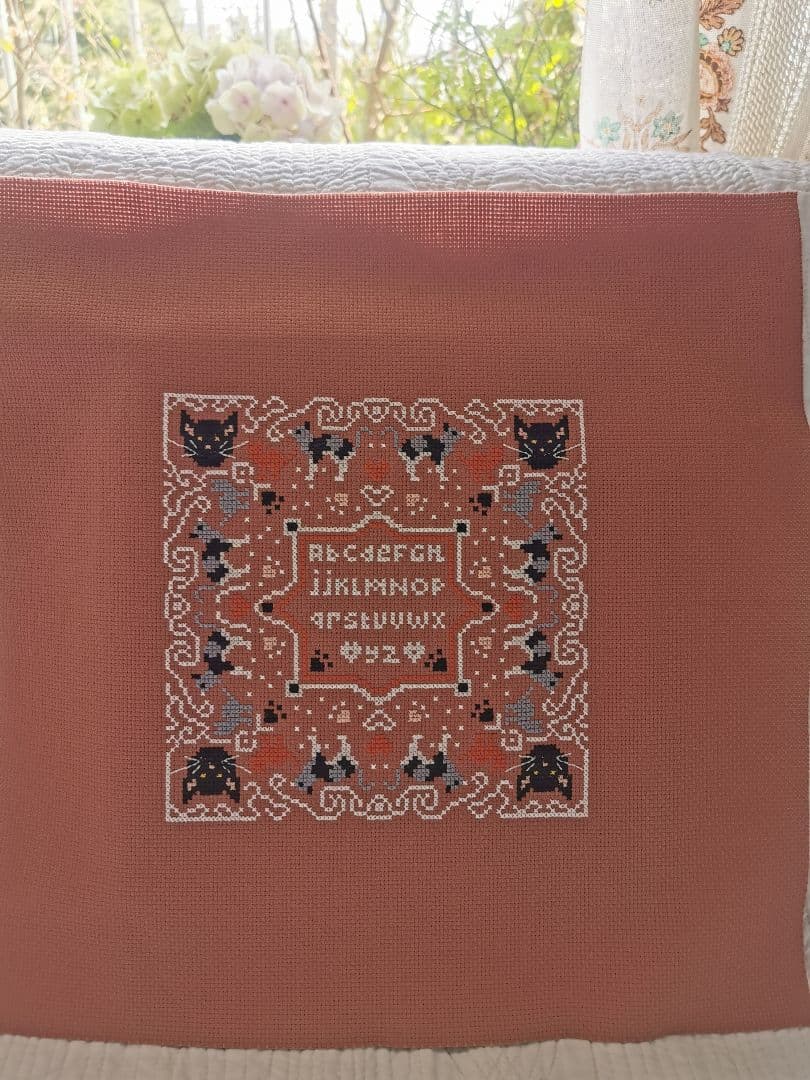 アンティークフランス 22匹の猫＆肉球色糸刺繍フレーム アルファベット