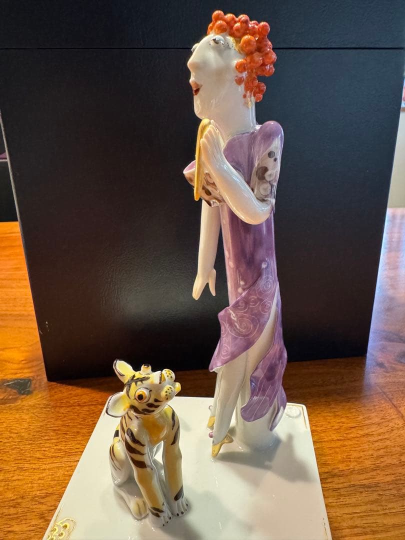 マイセン 手ひねりフィギュリン 女性と猫の置物 台付