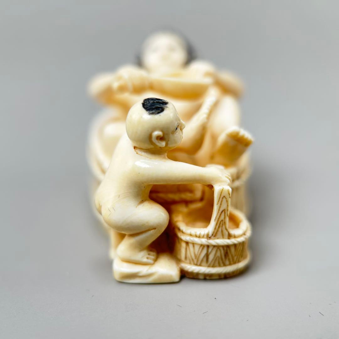 母子入浴シーン 彫刻極上根付天然素材アンティーク骨董飾り物古美術