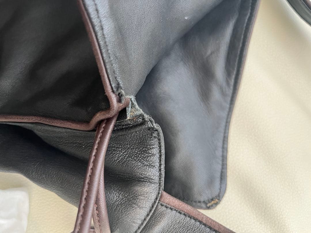 LOEWE 黒レザー巾着型ショルダーバッグ