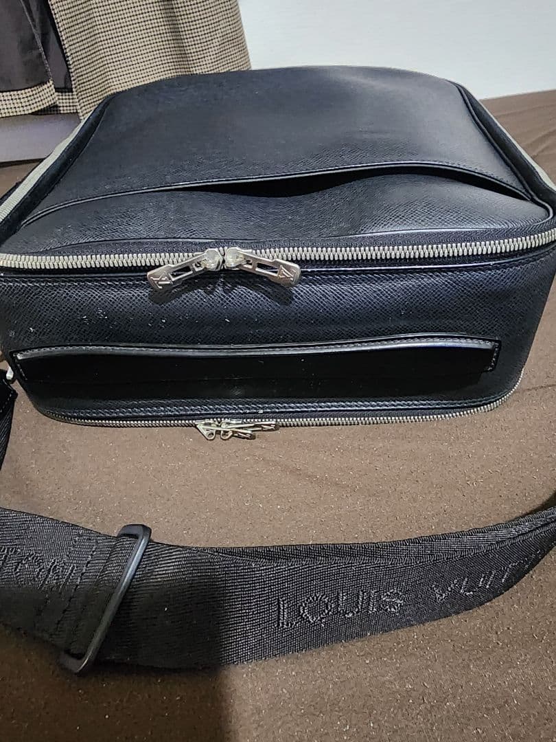 早い者勝ちLouis Vuitton タイガ　バッグ グリーン。鍵と小物入れ付き