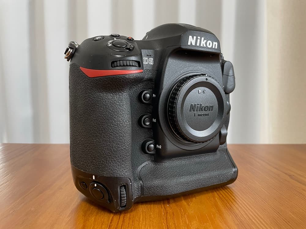 Nikon一眼レフカメラ D5 (CF) ボディ+バッテリー＆充電器 付属 カメラ