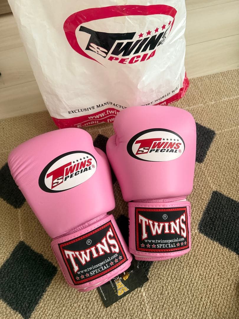 新品未使用 TWINS SPECIAL 本革ボクシンググローブ 10oz ピンク 新品未使用 TWINS SPECIAL 本革ボクシンググローブ 10oz ピンク 新品未