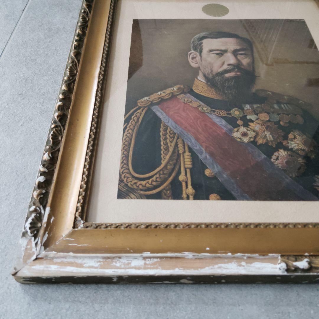 東光會謹製　明治天皇御尊影　額装肖像画　軍服　菊の御紋入り　金木枠