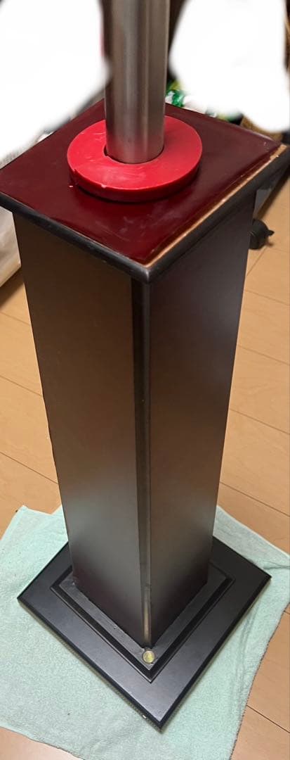 金属製の槍 赤い房飾り付き