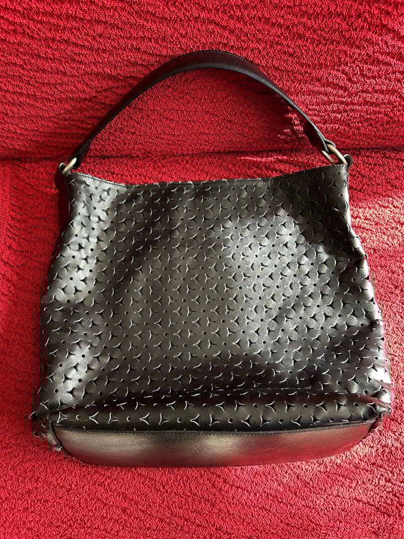 BARNEY'S NEW YORK ブラック ハンドバッグ　パンチングレーザー