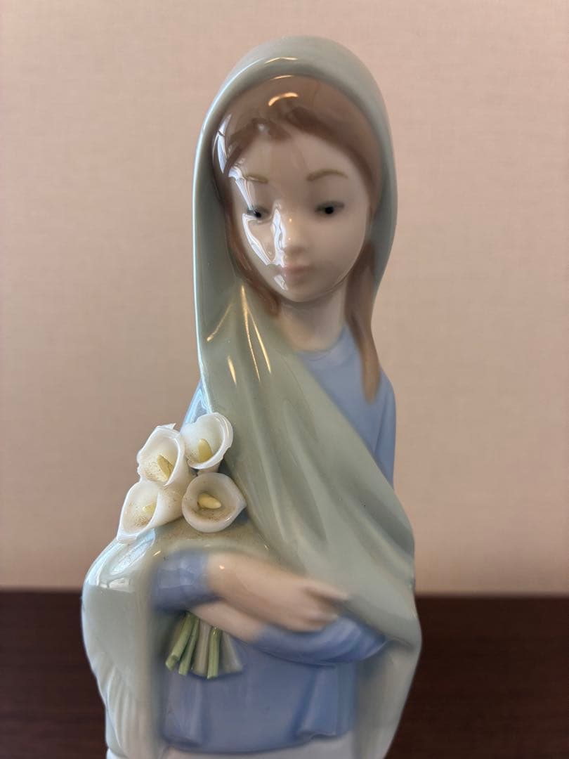 リヤドロ人形 百合を持つマリア像 聖母マリア =Limited Edition