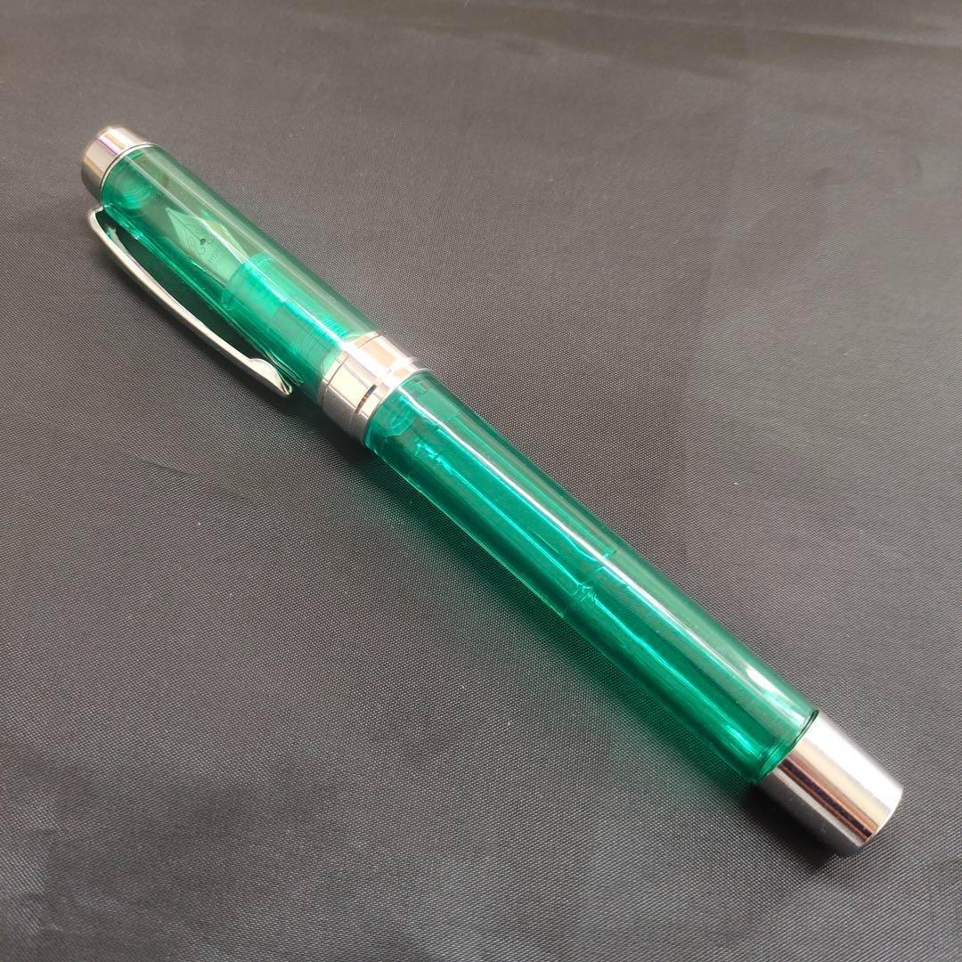 透明な緑色の万年筆 16