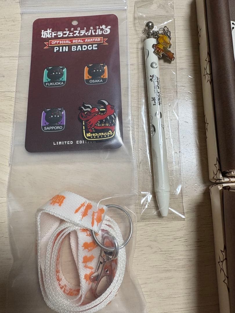 城とドラゴン レザーキーホルダー4個 プリティキャット、マーメイド、他