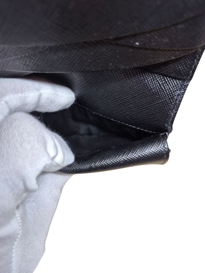 ＰＲＡＤＡ　プラダ　サフィアーノ　二つ折り財布　ブラック革 x