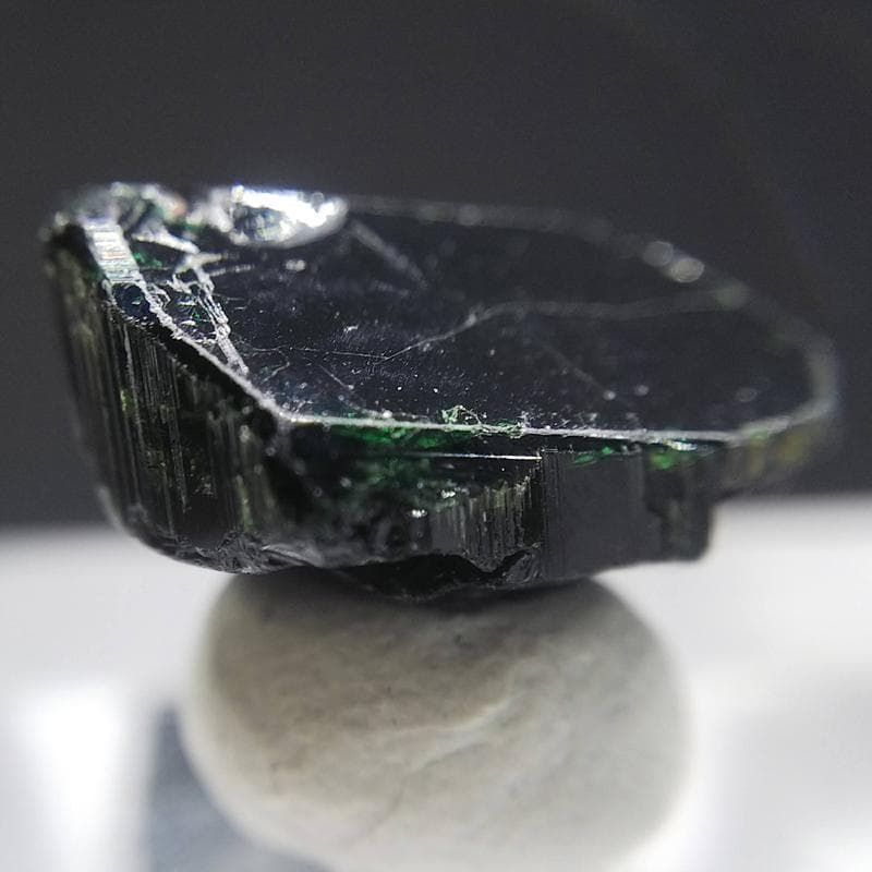 388 カラーチェンジ クロムトルマリン 結晶 原石 - メルカリ