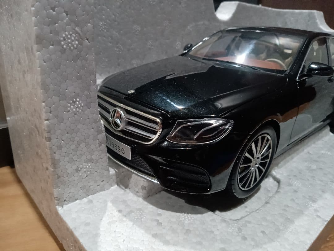 1/18 メルセデスベンツ　Eクラス　セダン　W213 　ミニカー　ブラック