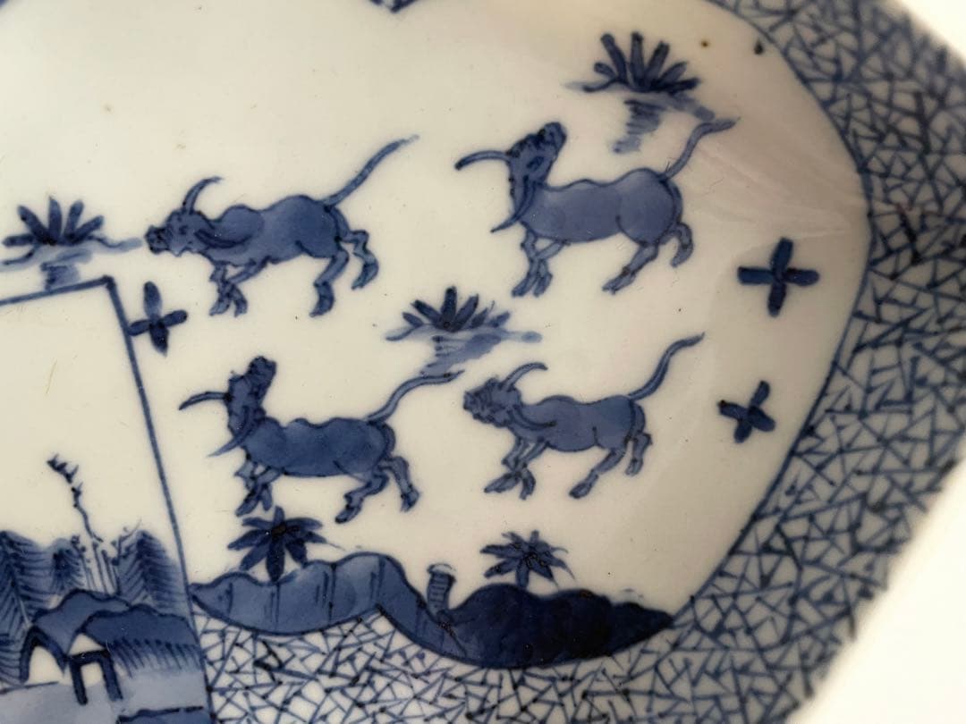 骨董　アンティーク　古伊万里　染付　窓絵　牛　山水　氷割　扇形　向付　変形皿　皿