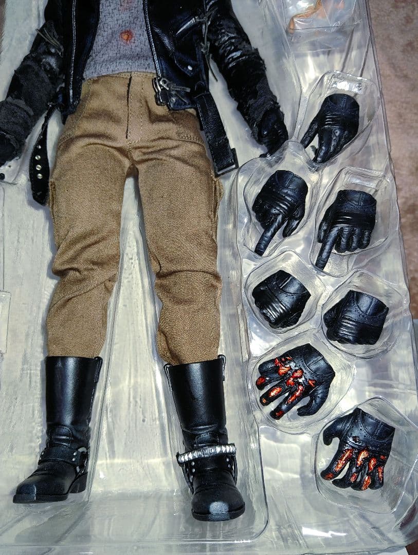 HOTToys.[( T-800)バトルダメージ 版 1/6]