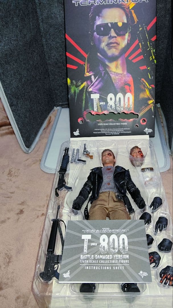 HOTToys.[( T-800)バトルダメージ 版 1/6]