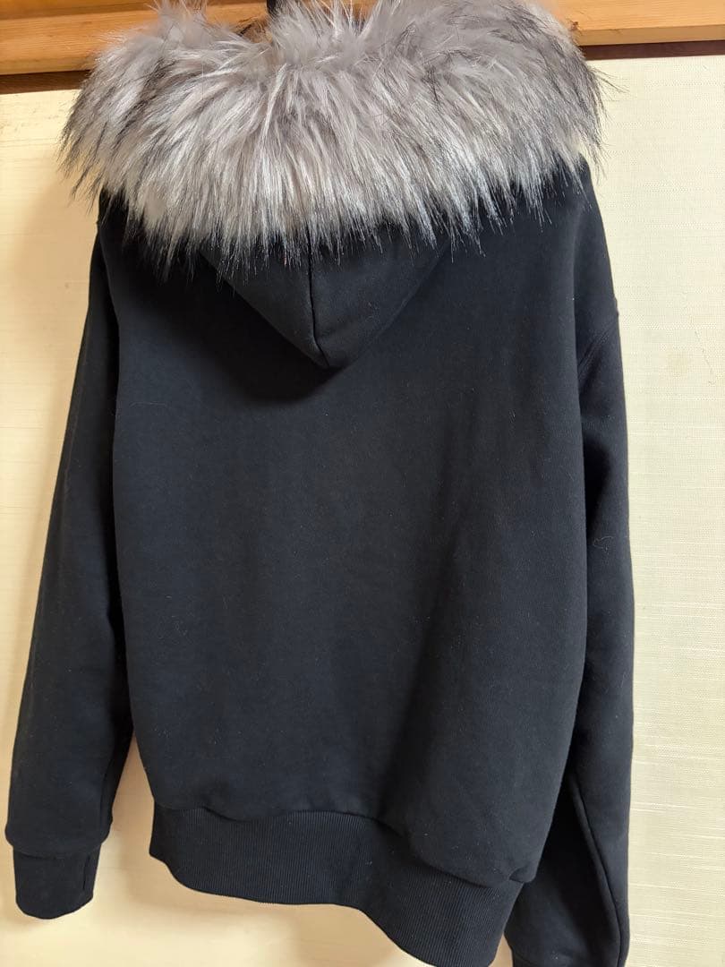 EPNKファー付きブラックジップアップパーカー