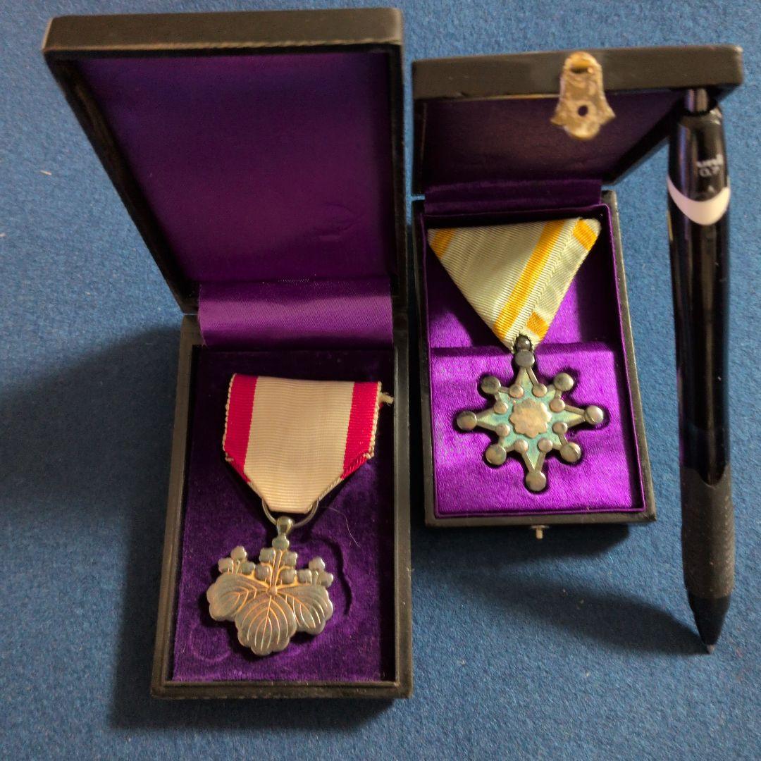 勲八等白色桐葉章と勲八等瑞宝章（2)共箱付き。勲章 - メルカリ