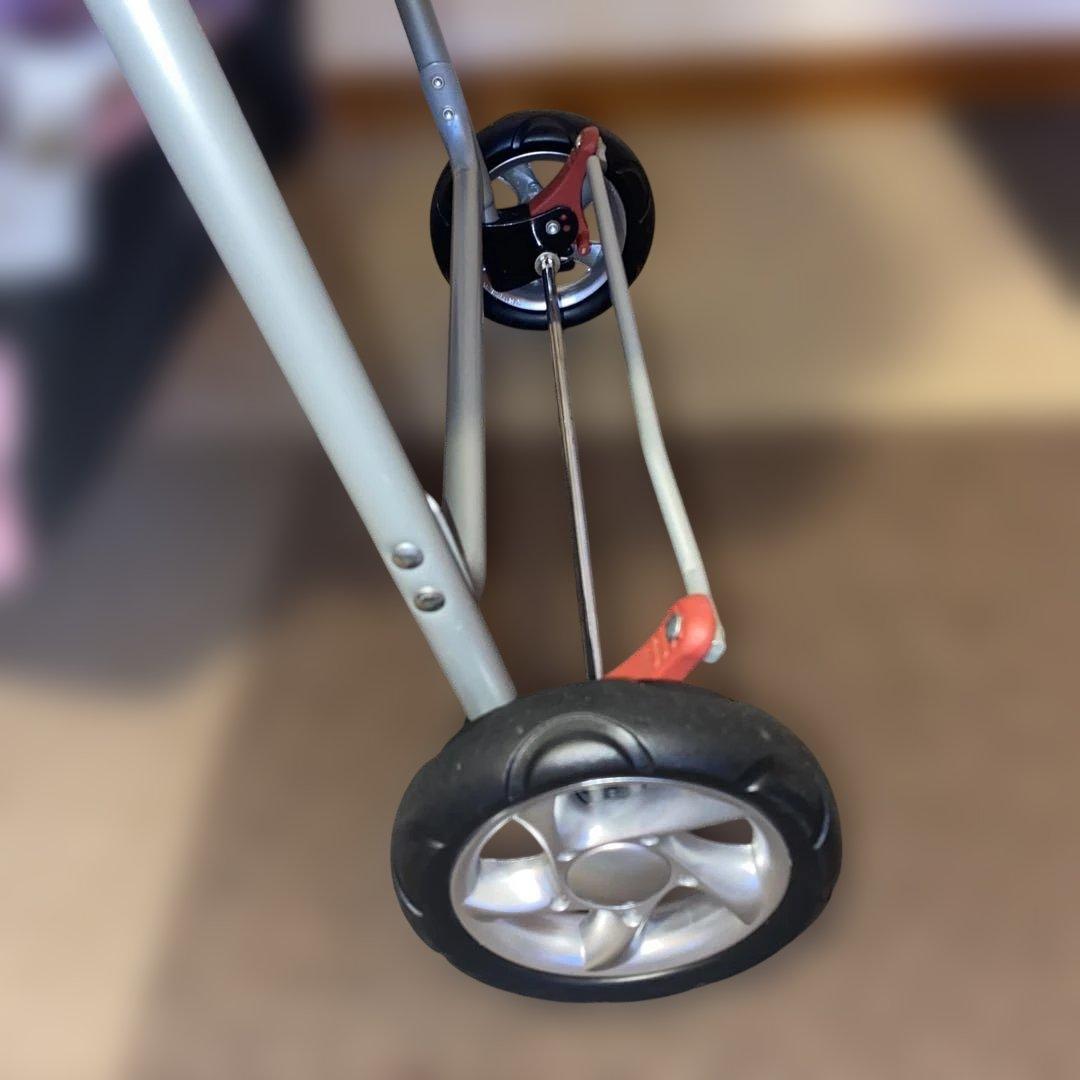 ペットカート 前輪が2輪なので、安定感もある3輪と4輪