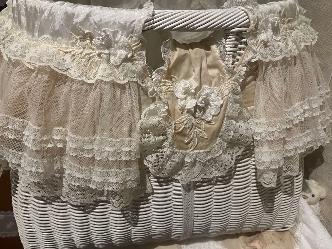 さえら かご フリル付きラタンバスケット