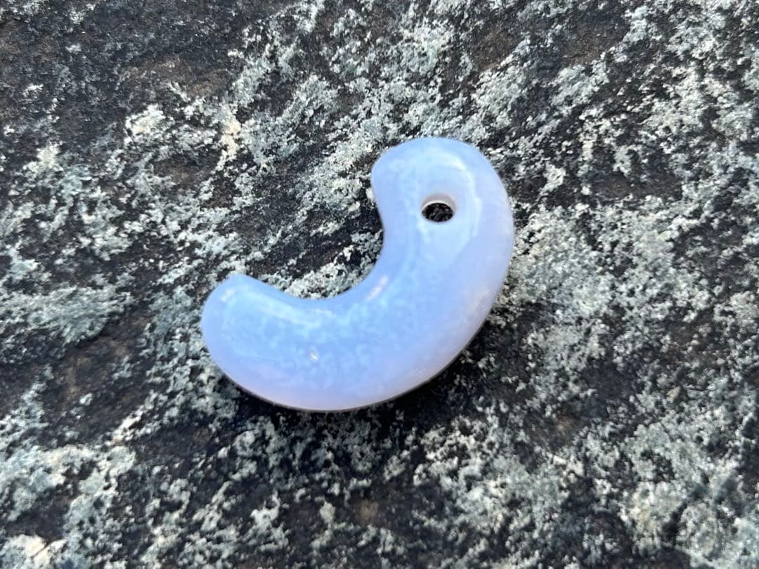 青森産 青メノウ勾玉 錦石