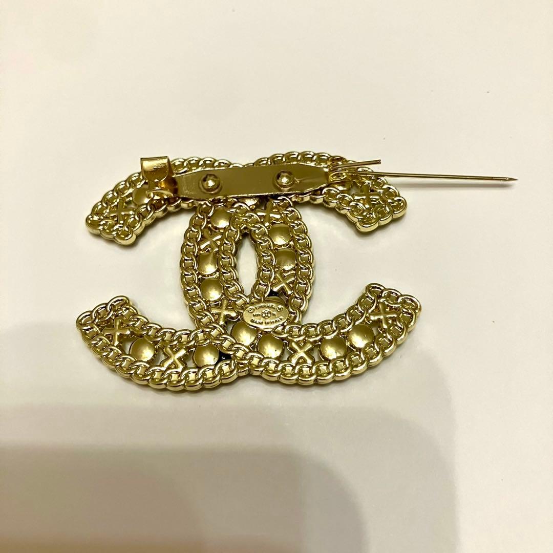 CHANEL パールブラックロゴ ゴールドブローチ ノベルティ - メルカリ