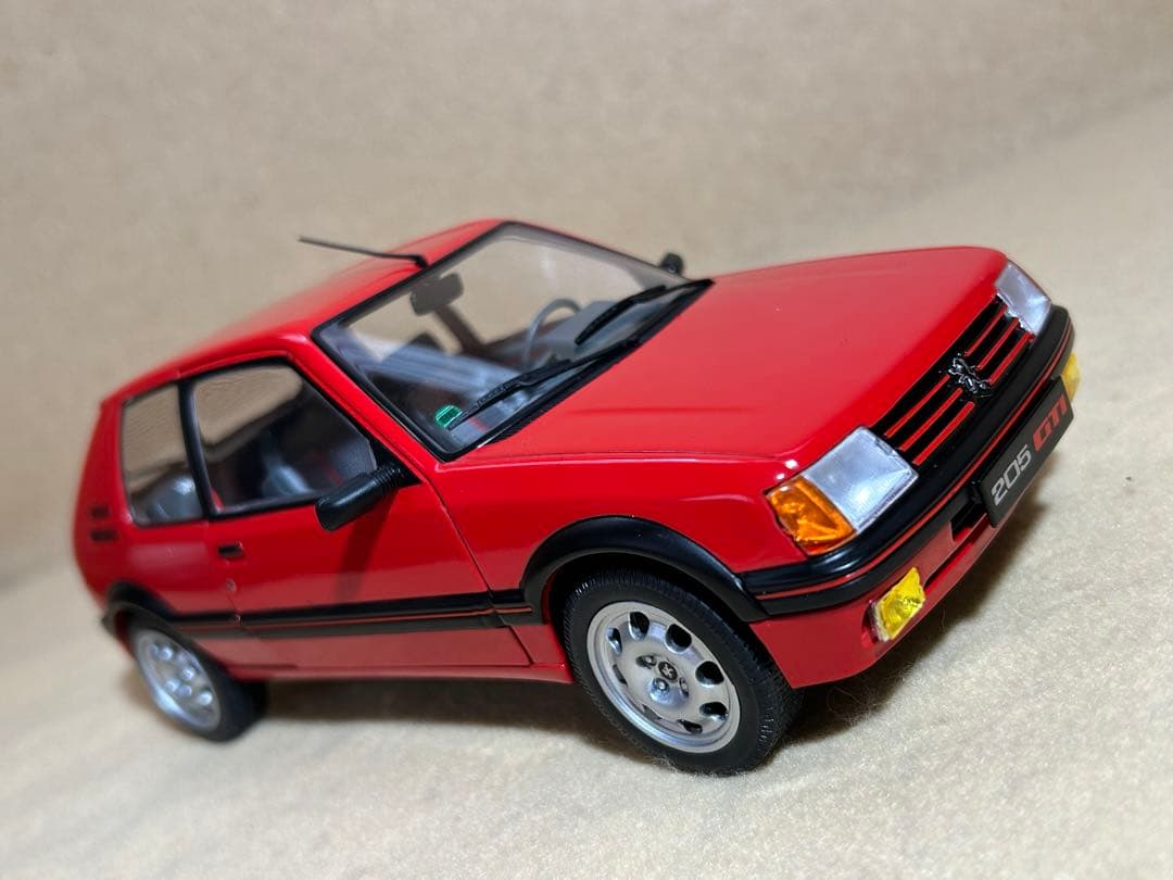 【希少】1/18 プジョー 205（小さな訳あり）