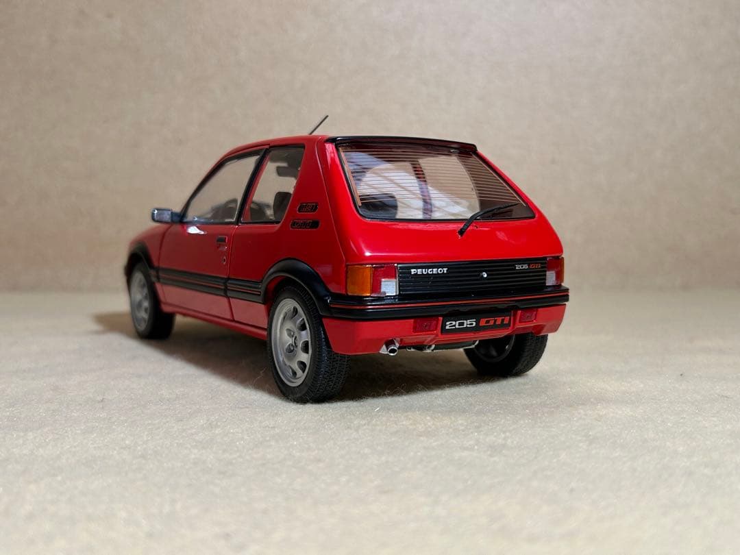 【希少】1/18 プジョー 205（小さな訳あり）