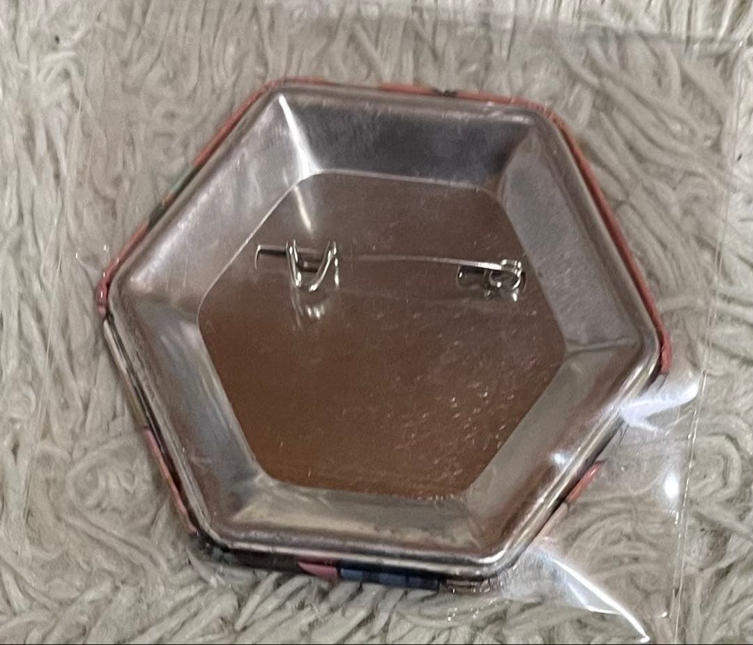 匿名配送 銀魂 一番カフェ 六角形缶バッジ 神威 - メルカリ