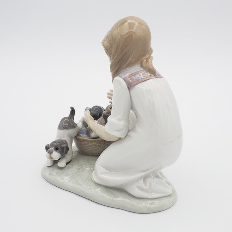 リヤドロ 5595 こっそりお外へ 仔犬 スペイン 少女 フィギュリン