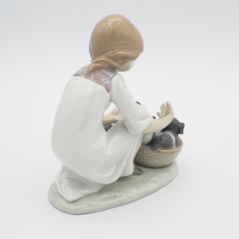 リヤドロ 5595 こっそりお外へ 仔犬 スペイン 少女 フィギュリン