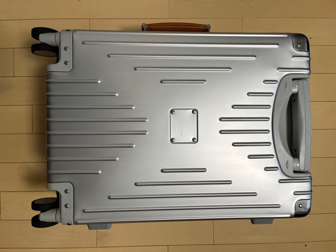 INV8111 シルバー キャリーケース 36L