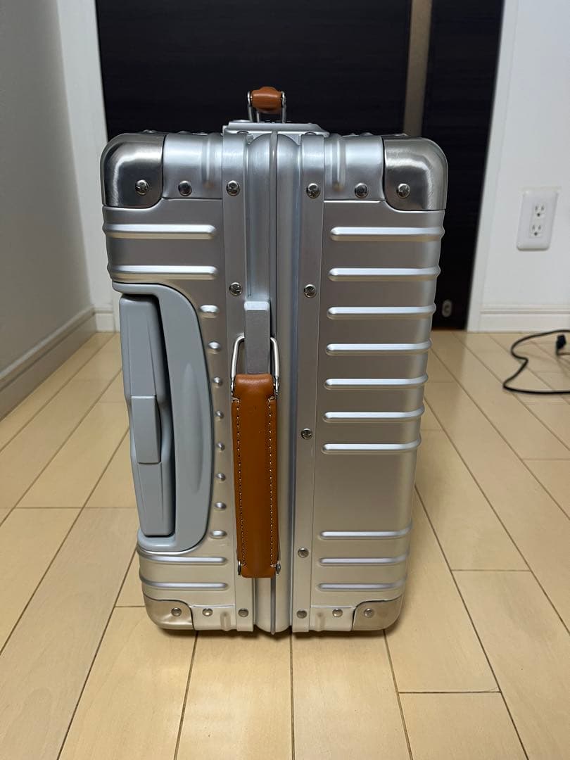 INV8111 シルバー キャリーケース 36L