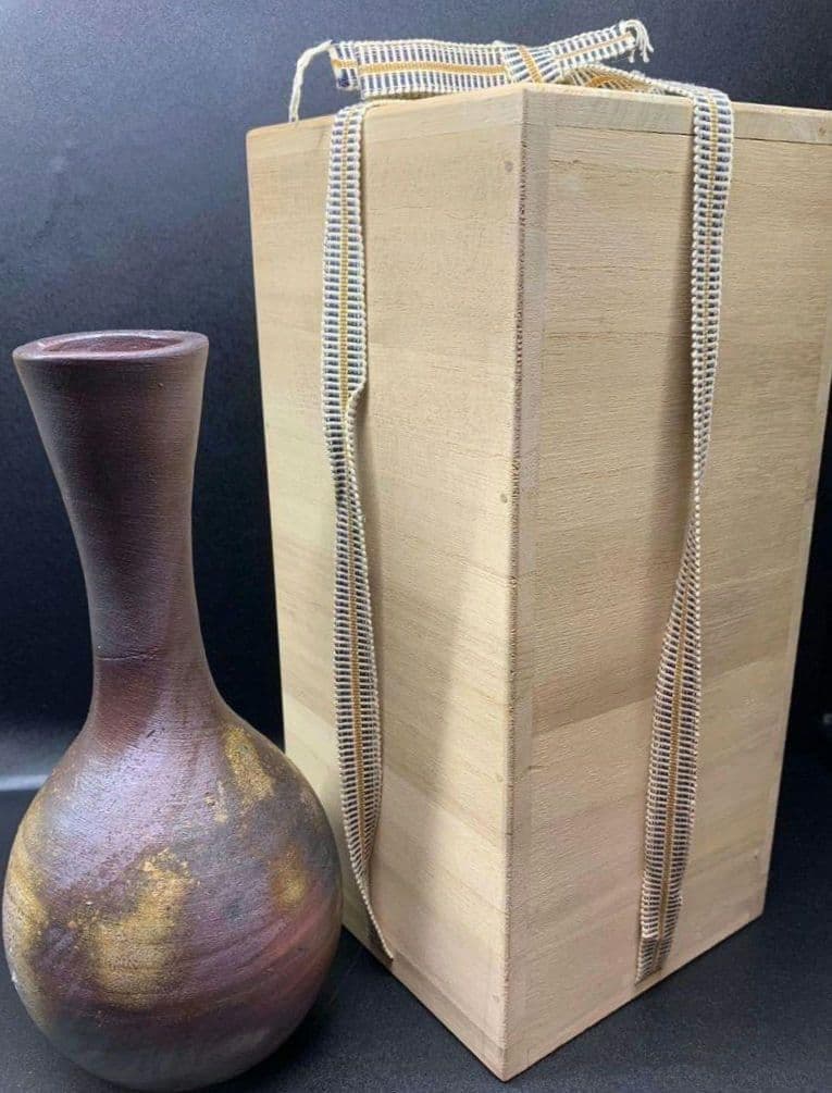 備前焼 隠崎隆一風 緋襷 徳利型花入 桐共箱付 作家物 一輪挿し - メルカリ