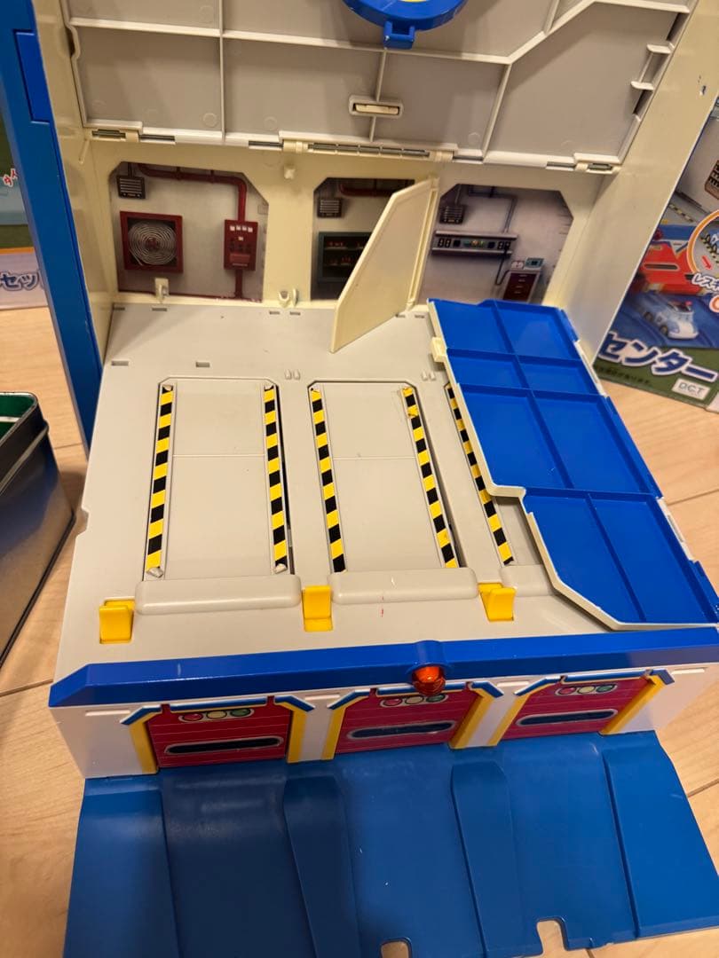 ロボカーポリー　とびだすレスキューセンターと広がるレール